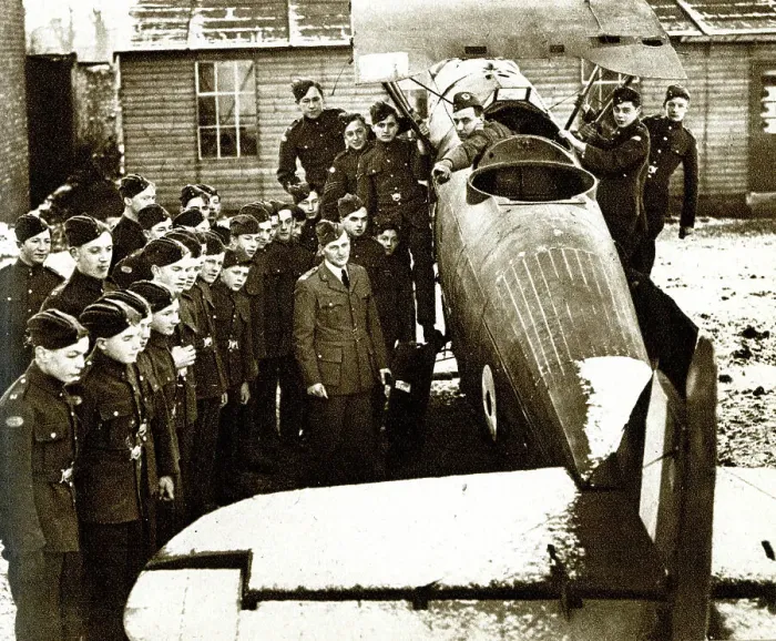 Framed Print : RAF cadets watch an expert demonstrating the controls, WW2 Framed Print : RAF cadets watch an expert demonstrating the controls, WW2