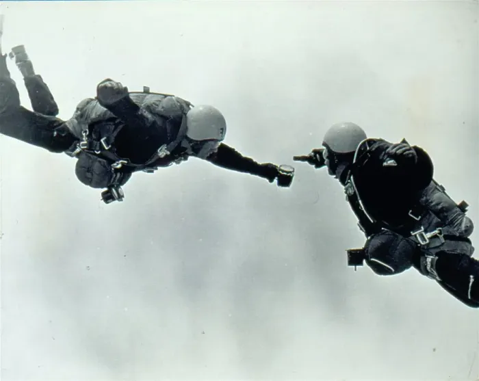 Framed Print : RAF parachutists pouring beer while in freefall. Date: 1960s Framed Print : RAF parachutists pouring beer while in freefall. Date: 1960s