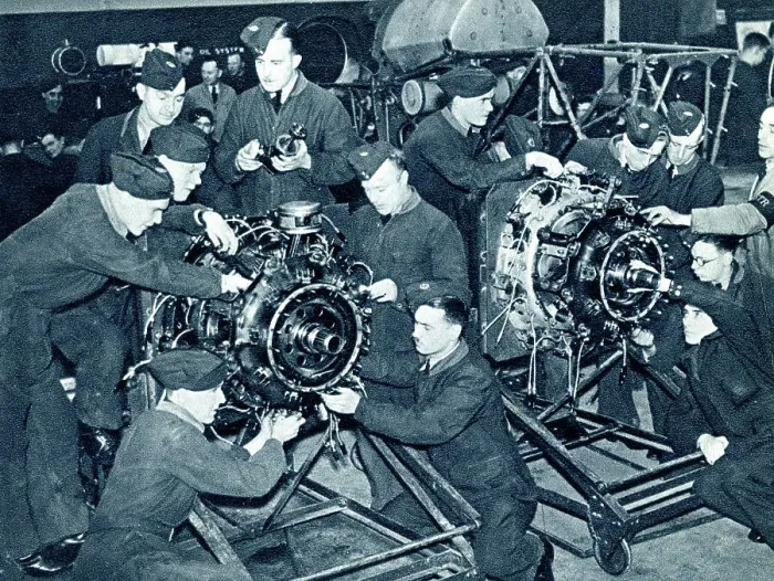Framed Print : RAF recruits undergoing mechanical training, WW2