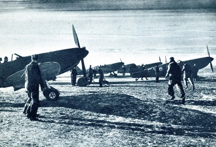 Framed Print : RAF scramble, pilots race to their planes, WW2 Framed Print : RAF scramble, pilots race to their planes, WW2