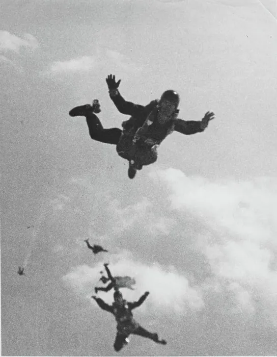 Framed Print : RAF sky divers jumping from 12, 000 feet. Date: circa 1960s Framed Print : RAF sky divers jumping from 12, 000 feet. Date: circa 1960s