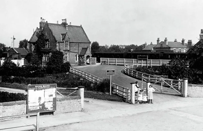 Framed Print : Railway Station, Askern (children) Framed Print : Railway Station, Askern (children)