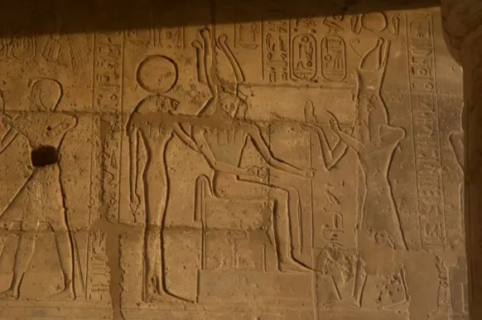 Framed Print : Ramesseum. Relief depicting the pharaoh making an offering t Framed Print : Ramesseum. Relief depicting the pharaoh making an offering t