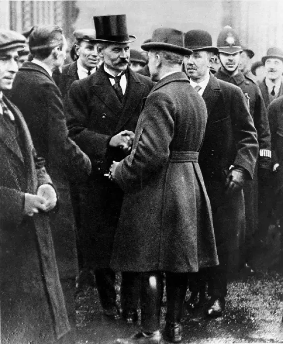 Framed Print : Ramsay MacDonald leaving Buckingham Palace, 1924 Framed Print : Ramsay MacDonald leaving Buckingham Palace, 1924