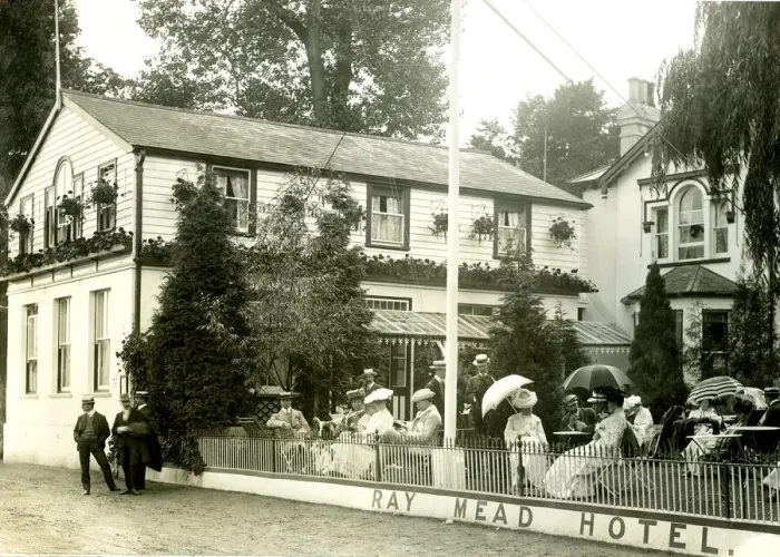 Framed Print : Ray Mead Hotel, Maidenhead, Berkshire Framed Print : Ray Mead Hotel, Maidenhead, Berkshire