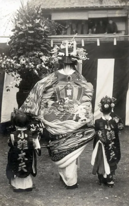 Framed Print : Rear view of a Japanese Actress in remarkably elaborate costume with two children Date Framed Print : Rear view of a Japanese Actress in remarkably elaborate costume with two children Date