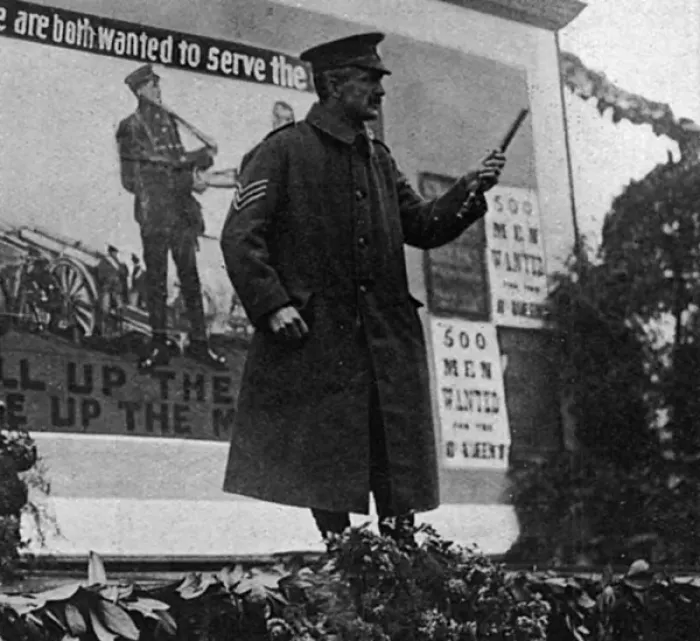 Framed Print : A recruiter speaking on the plinth in Trafalgar Square, WW1 Framed Print : A recruiter speaking on the plinth in Trafalgar Square, WW1