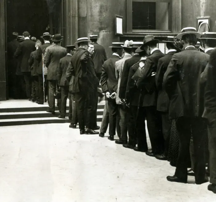 Framed Print : Recruits queueing up to enlist, WW1 Framed Print : Recruits queueing up to enlist, WW1