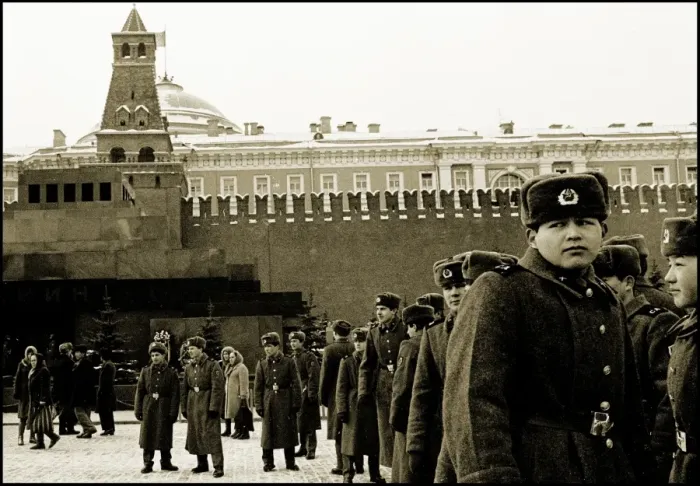 Framed Print : Red Army soldiers outside the Kremlin, Moscow Framed Print : Red Army soldiers outside the Kremlin, Moscow