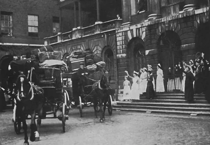 Framed Print : Red Cross Unit leaves Guys Hospital Framed Print : Red Cross Unit leaves Guys Hospital