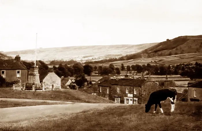 Framed Print : Reeth, Swaledale, Yorkshire in the 1940 / 50s Framed Print : Reeth, Swaledale, Yorkshire in the 1940 / 50s