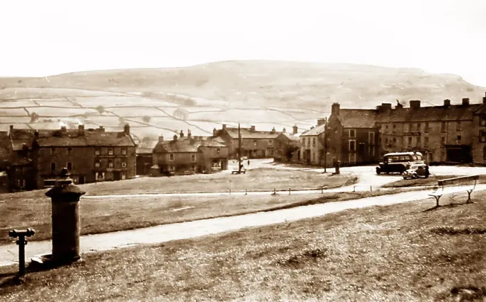 Framed Print : Reeth, Swaledale, Yorkshire in the 1940 / 50s Framed Print : Reeth, Swaledale, Yorkshire in the 1940 / 50s