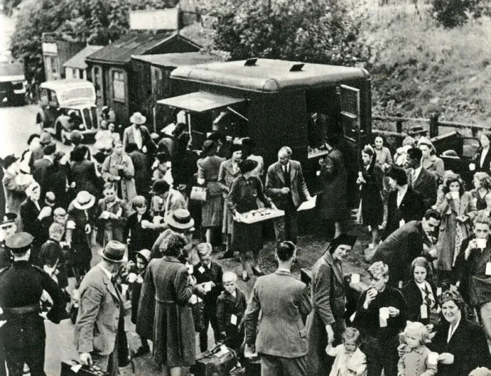 Framed Print : Refreshments for evacuees, WW2 Framed Print : Refreshments for evacuees, WW2
