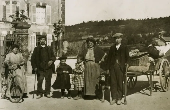Framed Print : Refugees arriving at Champillon, France, WW1 Framed Print : Refugees arriving at Champillon, France, WW1