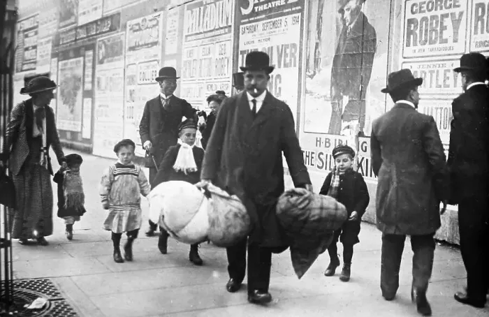 Framed Print : Refugees arriving in London during WW1 Framed Print : Refugees arriving in London during WW1