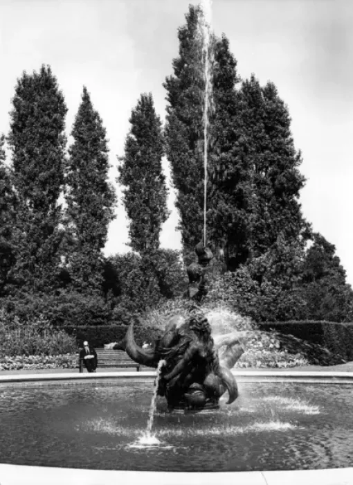 Framed Print : Regents Park Fountain Framed Print : Regents Park Fountain