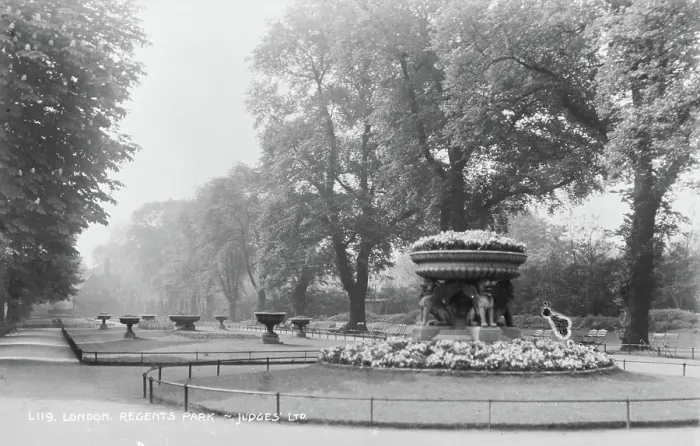 Framed Print : Regents Park in London Framed Print : Regents Park in London