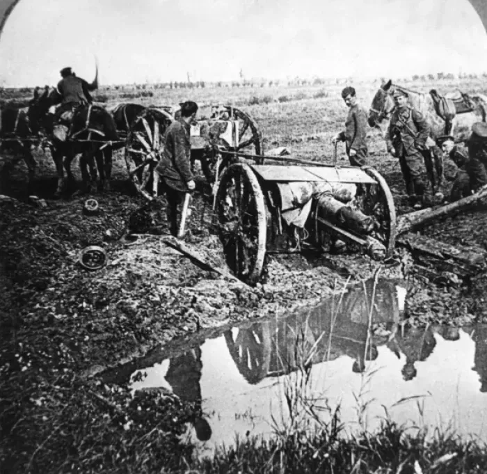 Framed Print : Removing a field gun, Western Front, WW1 Framed Print : Removing a field gun, Western Front, WW1