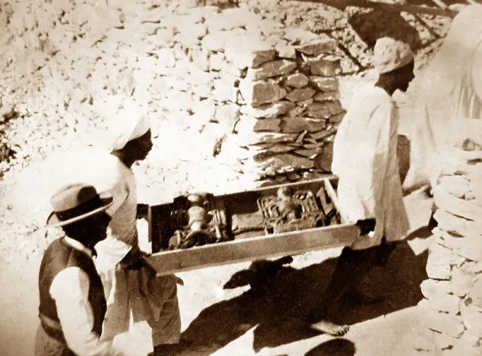 Framed Print : Removing items from the tomb of Tutankhamun in Framed Print : Removing items from the tomb of Tutankhamun in