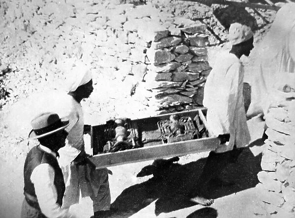 Removing items from tomb of Tutankhamun, Valley
