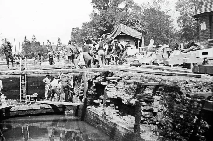 Framed Print : Repairing a canal, Victorian period Framed Print : Repairing a canal, Victorian period