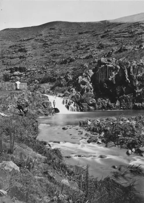 Framed Print : Repana Falls in Nuuanu Valley near Honolulu, Oahu, Hawaii Framed Print : Repana Falls in Nuuanu Valley near Honolulu, Oahu, Hawaii