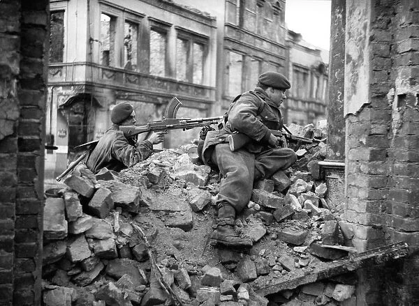 Rhine crossing: two Commandos looking out for snipers