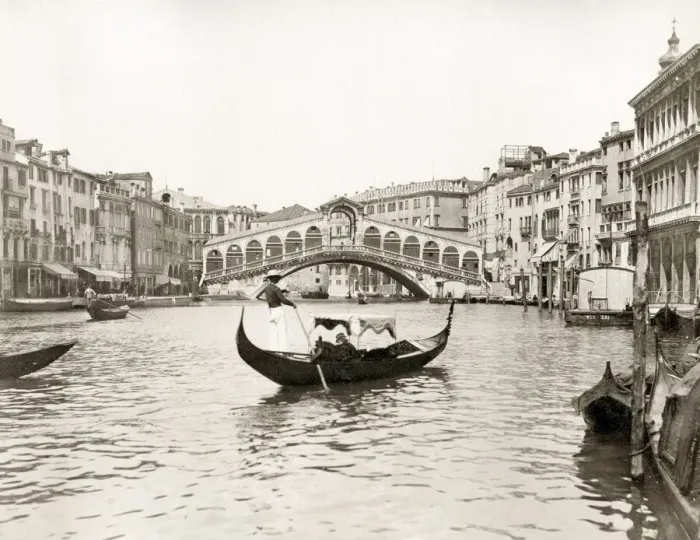 Framed Print : Rialto Bridge and gondola, Venice, Italy Framed Print : Rialto Bridge and gondola, Venice, Italy
