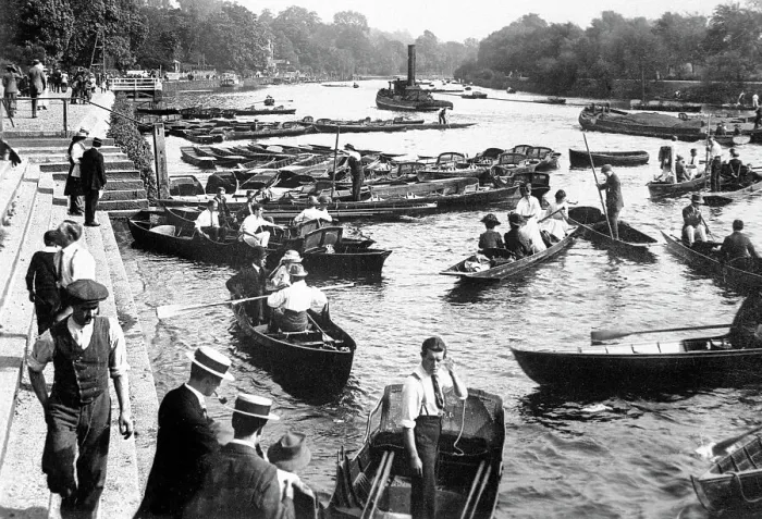 Framed Print : Richmond-Upon-Thames punts and barges early 1900s Framed Print : Richmond-Upon-Thames punts and barges early 1900s