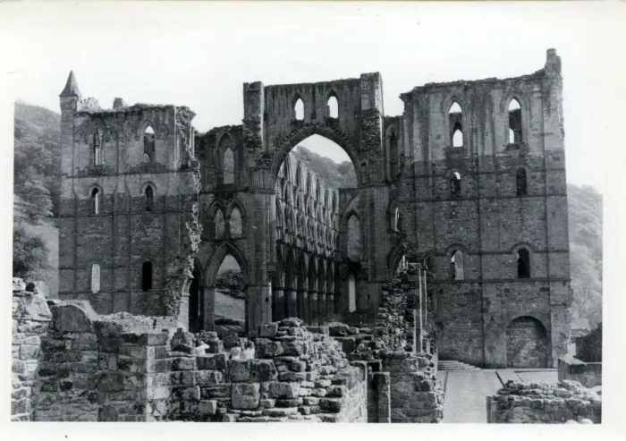 Framed Print : Rievaulx Abbey, Helmsley, Yorkshire Framed Print : Rievaulx Abbey, Helmsley, Yorkshire