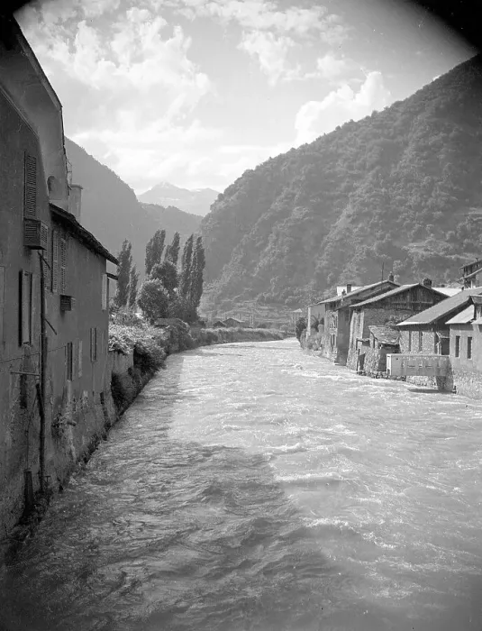 Framed Print : The river Arly, flowing through Albertville Framed Print : The river Arly, flowing through Albertville