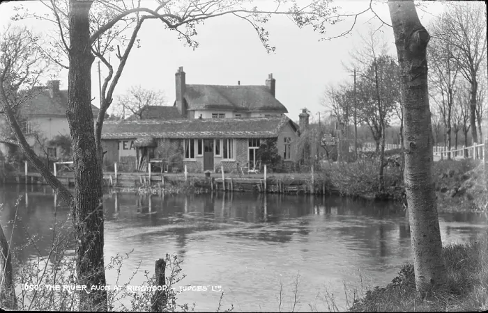 Framed Print : The River Avon at Ringwood Framed Print : The River Avon at Ringwood