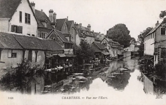 Framed Print : The River Eure - flowing through Chartres, France Framed Print : The River Eure - flowing through Chartres, France