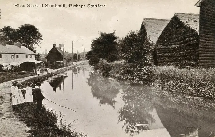 Framed Print : River Stort at Southmill, Bishops Stortford, Hertfordshire Framed Print : River Stort at Southmill, Bishops Stortford, Hertfordshire