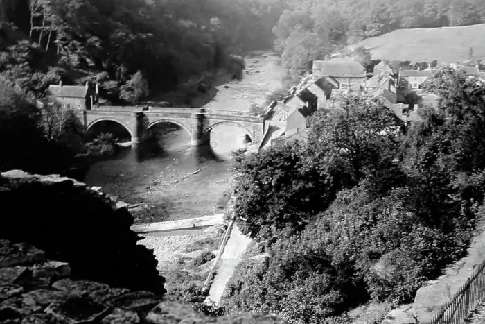 Framed Print : River Swale, Richmond, Yorkshire in the 1940 / 50s Framed Print : River Swale, Richmond, Yorkshire in the 1940 / 50s