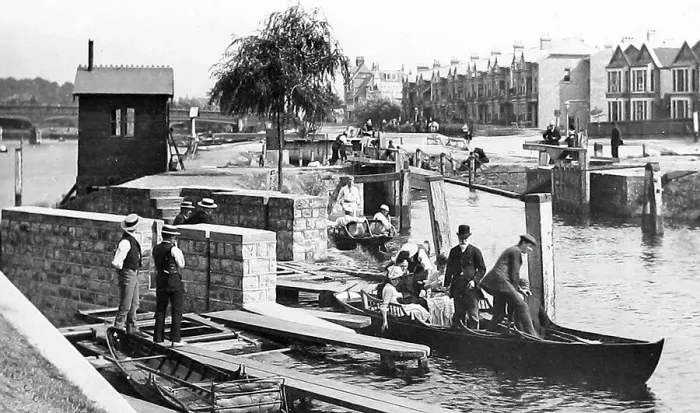Framed Print : River Thames Moulsey Lock Framed Print : River Thames Moulsey Lock