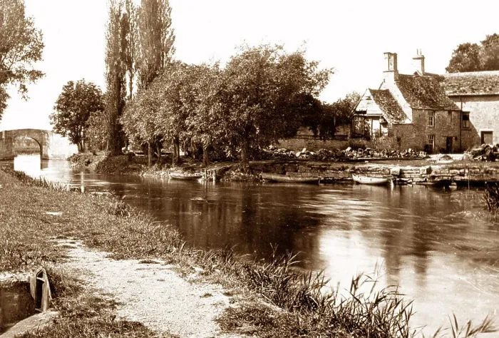Framed Print : River Thames, Radcot Framed Print : River Thames, Radcot