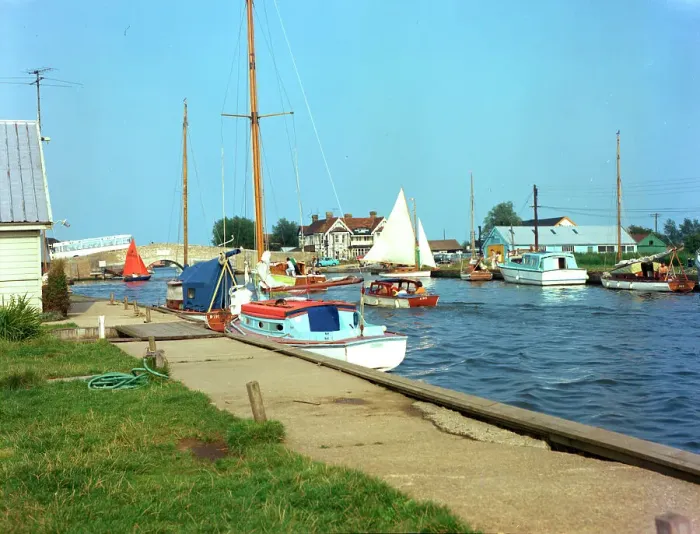 Framed Print : River Thurne, Norfolk Broads - Potter Heigham Framed Print : River Thurne, Norfolk Broads - Potter Heigham