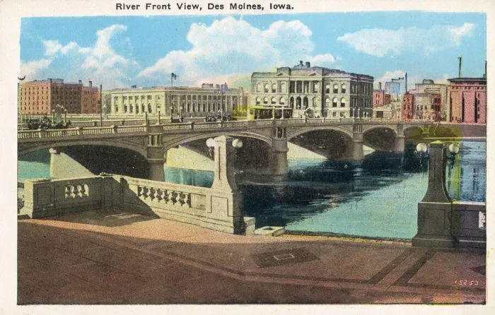 Framed Print : River front view - Des Moines, Iowa, USA Date: circa 1910s Framed Print : River front view - Des Moines, Iowa, USA Date: circa 1910s