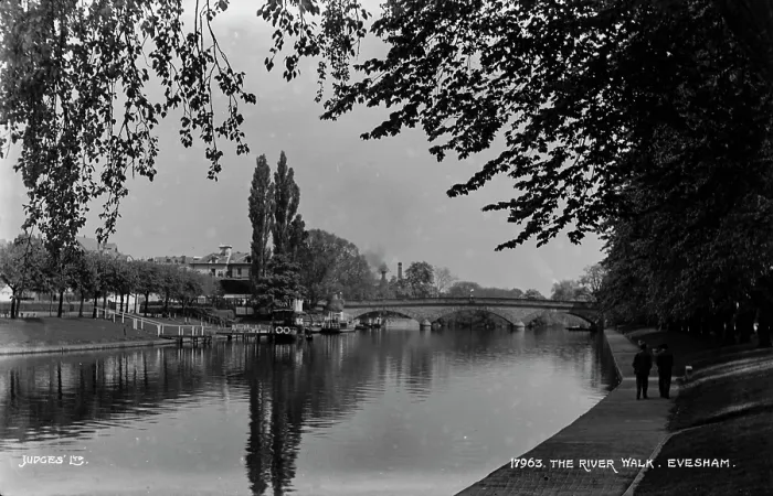 Framed Print : The River Walk, Evesham Framed Print : The River Walk, Evesham