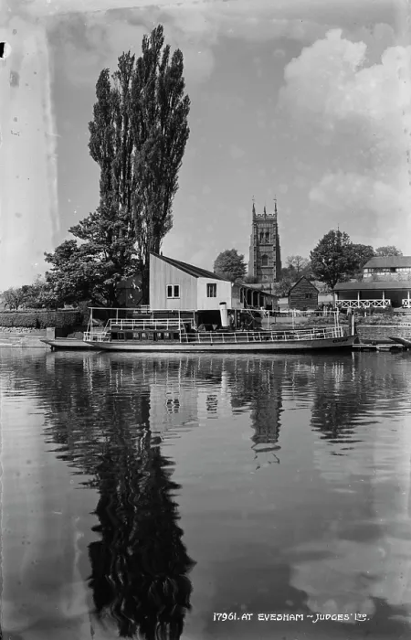 Framed Print : Riverside View of Evesham Framed Print : Riverside View of Evesham