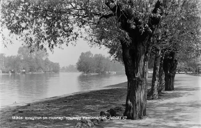Framed Print : Riverside View in Kingston Framed Print : Riverside View in Kingston