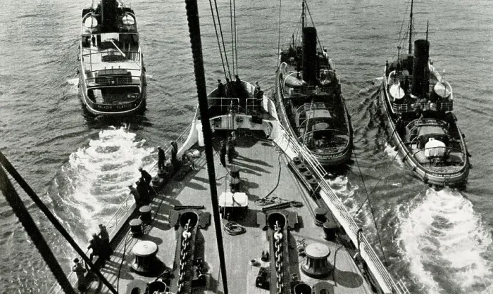 Framed Print : RMS Queen Mary guided by tugs on River Clyde Framed Print : RMS Queen Mary guided by tugs on River Clyde