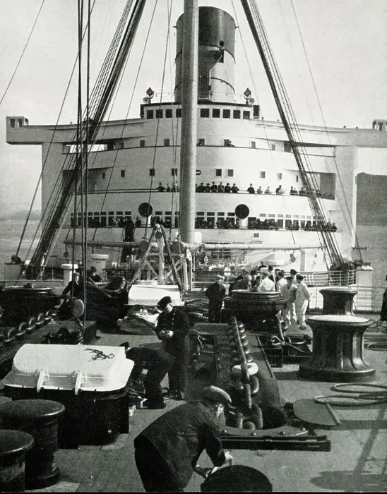 Framed Print : RMS Queen Mary reaches open anchorage off Greenock Framed Print : RMS Queen Mary reaches open anchorage off Greenock