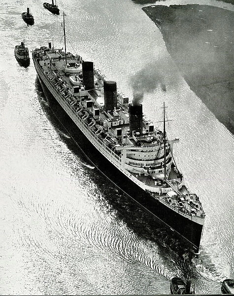 RMS Queen Mary with seven tugs, River Clyde