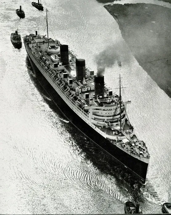 Framed Print : RMS Queen Mary with seven tugs, River Clyde Framed Print : RMS Queen Mary with seven tugs, River Clyde