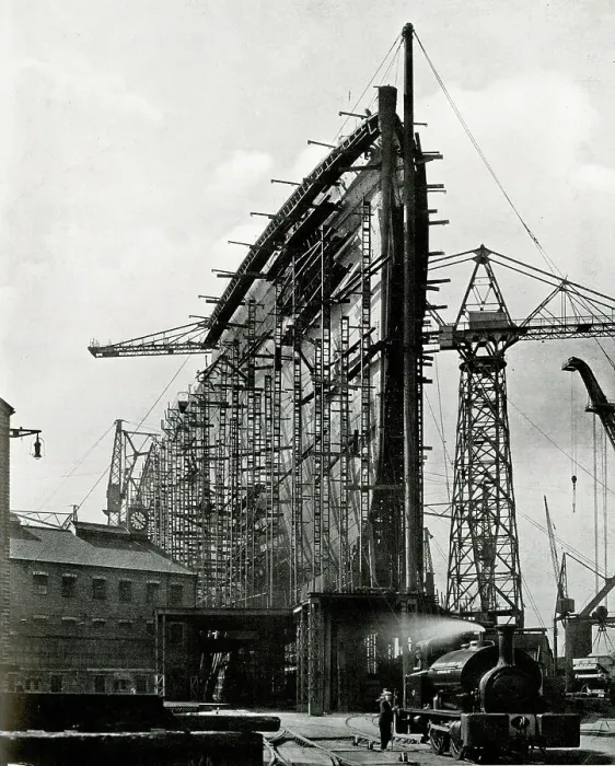 Framed Print : RMS Queen Mary towering over Clydebank Framed Print : RMS Queen Mary towering over Clydebank