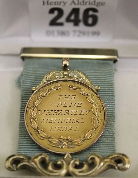 RMS Titanic - Maria Robinson's gold memorial medal