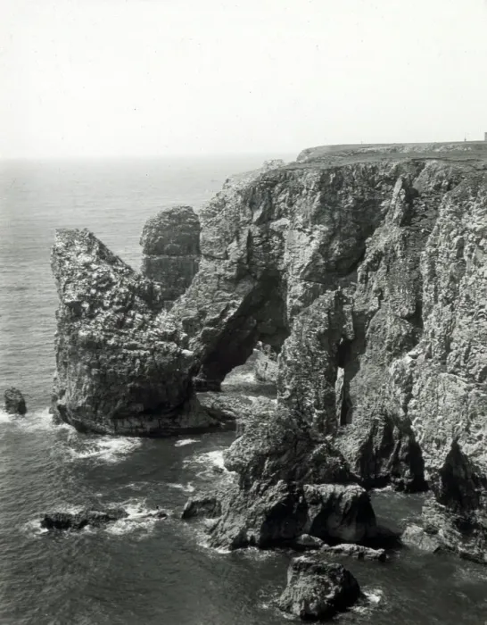 Framed Print : The rocky Pembrokeshire coastline, South Wales Framed Print : The rocky Pembrokeshire coastline, South Wales