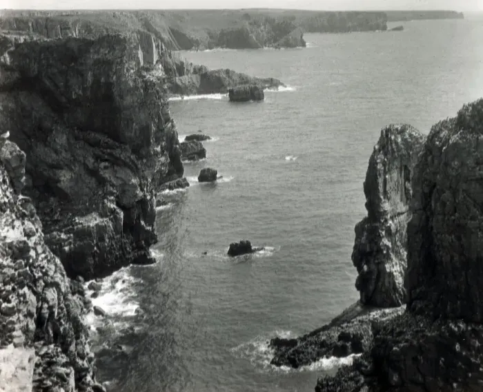 Framed Print : The rocky Pembrokeshire coastline, South Wales Framed Print : The rocky Pembrokeshire coastline, South Wales